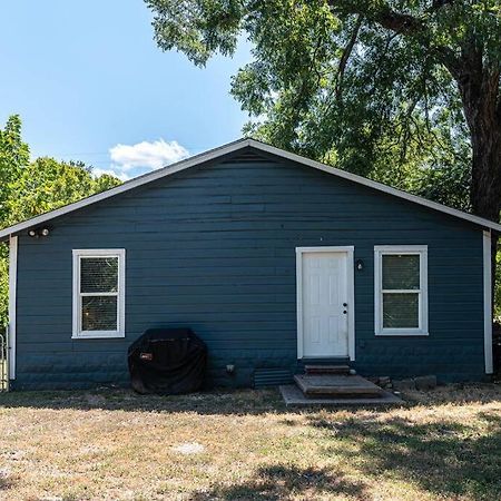 Escape To A Restored 1920S East Waco Bungalow Villa Exterior foto