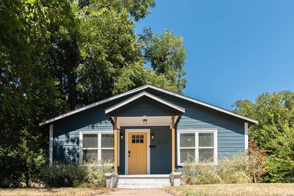 Escape To A Restored 1920S East Waco Bungalow Exterior foto