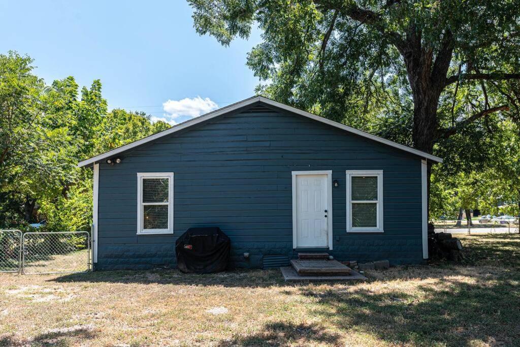 Escape To A Restored 1920S East Waco Bungalow Villa Exterior foto